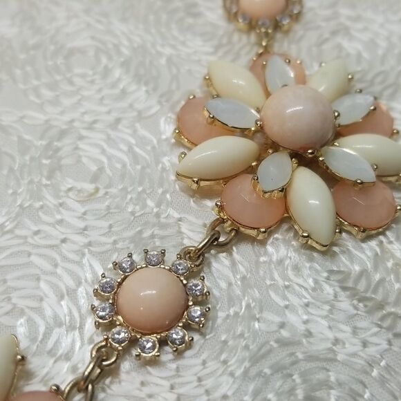 Three peach cream layered flowers with rhinestone flowers gold tone Bib Necklace - Picture 5 of 9